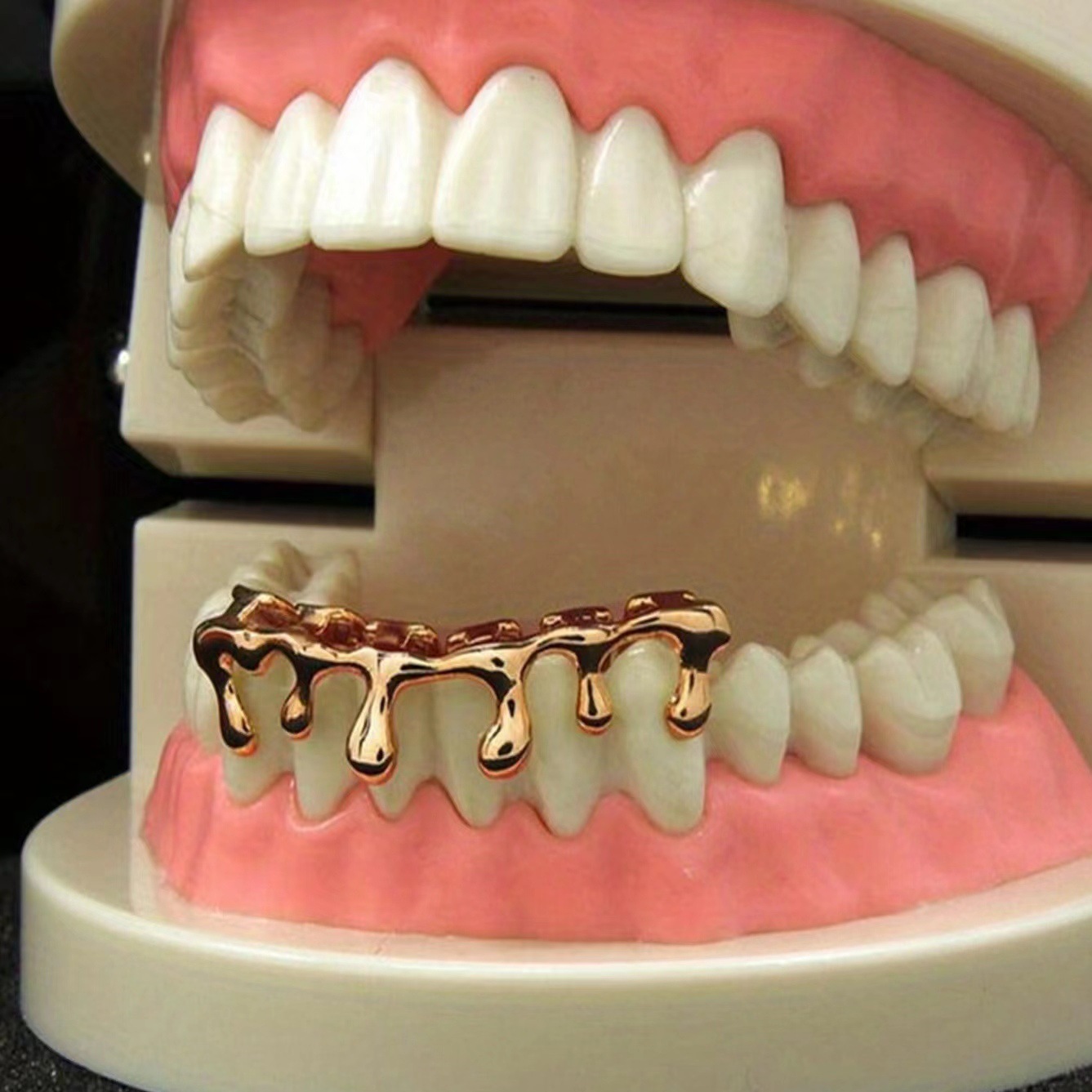 Body Jewelry Europe - Les dents inférieures en forme de